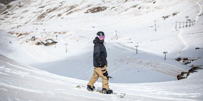 Un esquiador en Sierra Nevada (CETURSA)