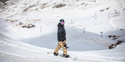 Un esquiador en Sierra Nevada (CETURSA)