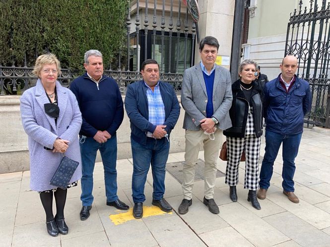 Rueda de prensa en la puerta de Subdelegación (PP) 