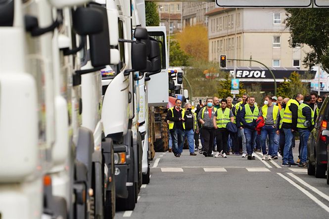Transportistas participan en la huelga indefinida del transporte de mercancías (ÁLVARO BALLESTEROS / EUROPA PRESS)