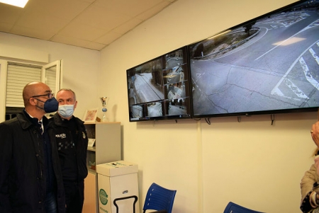 El Alcalde de Albolote, Salustiano Ureña, revisa el sistema de videovigilancia (AYTO. ALBOLOTE)