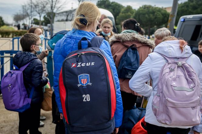Varias personas ucranianas a su llegada al Centro de Recepción, Atención y Derivación de acogida de desplazados de Ucrania (RICARDO RUBIO / EUROPA PRESS) 
