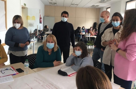 La concejal de derechos sociales, Nuria Gutiérrez, ha visitado el curso (AYTO. GRANADA)