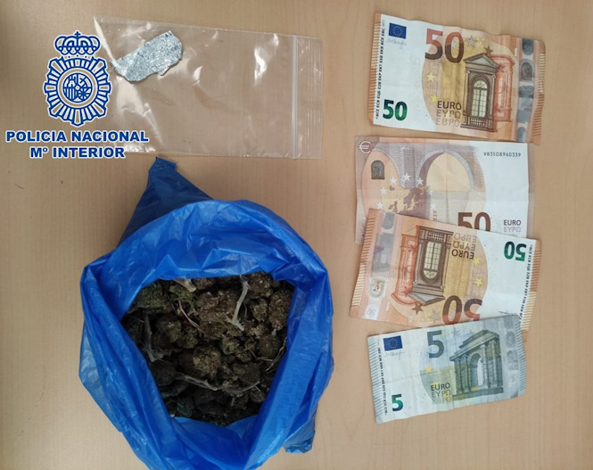 Dinero y droga incautada (POLICÍA NACIONAL)