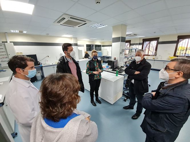 Imagen de la visita al laboratorio de aguas (DIPGRA)