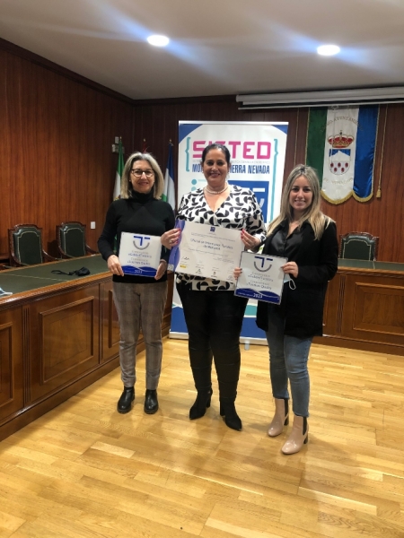 la concejala de Turismo, Encarna Domínguez, y la gestora del destino Monachil-Sierra Nevada, Irene Arquelladas del Paso, entregan su distintivo SICTED a las empresas que lo han renovado (AYTO. MONACHIL) la concejala de Turismo, Encarna Domínguez, y la gestora del destino Monachil-Sierra Nevada, Irene Arquelladas del Paso, entregan su distintivo SICTED a las empresas que lo han renovado (AYTO. MONACHIL)