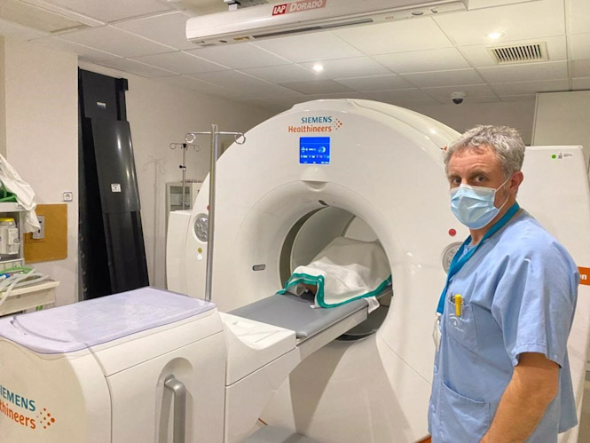 Un especialista de Medicina Nuclear muestra el PET-TAC (HOSPITAL VIRGEN DE LAS NIEVES)