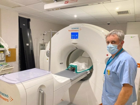 Un especialista de Medicina Nuclear muestra el PET-TAC (HOSPITAL VIRGEN DE LAS NIEVES)