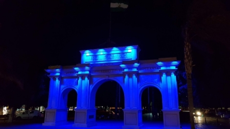 Puerta de Almuñécar iluminada de azul (AYTO. ALMUÑÉCAR)