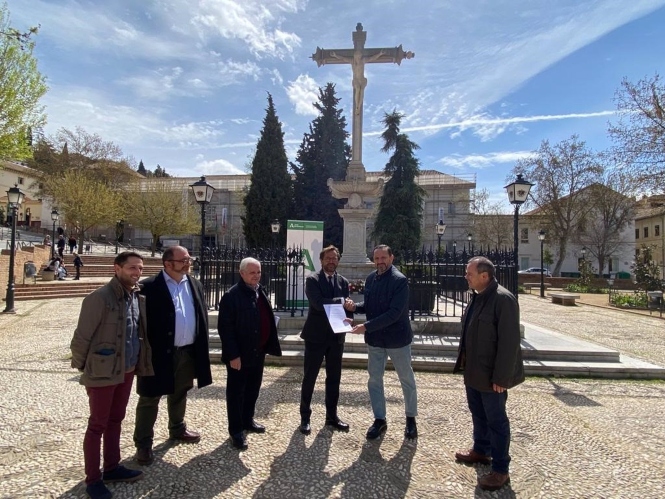 El delegado de Cultura y Patrimonio Histórico de la Junta en Granada, Antonio Granados, junto a la escultura del Cristo de los Favores (JUNTA DE ANDALUCÍA) 