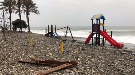 Daños en los equipamientos de ocio de la playa de Castell de Ferro (AYUNTAMIENTO)