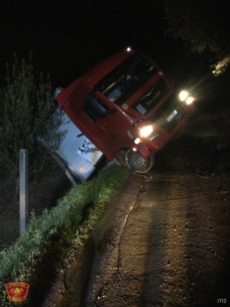 Imagen del camión volcado (AYTO. GUADIX)