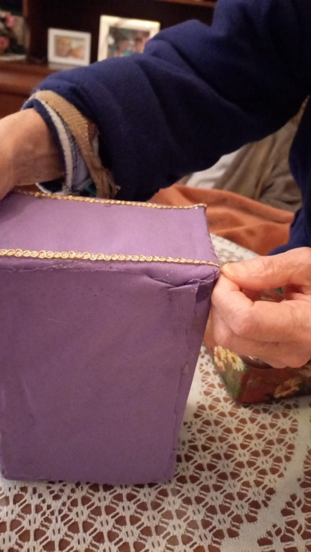 Una de las usuarias de ayuda a domicilio de Huétor Tájar que ha confeccionado su paso de Semana Santa (AYTO. HUÉTOR TÁJAR) Una de las usuarias de ayuda a domicilio de Huétor Tájar que ha confeccionado su paso de Semana Santa (AYTO. HUÉTOR TÁJAR)