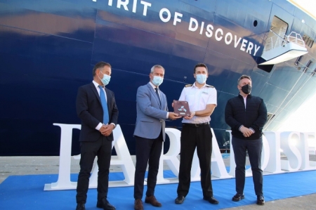 Autoridades públicas junto al Spirit Of Discovery, que inaugura la temporada de cruceros en el Puerto de Motril (AUTORIDAD PORTUARIA) 