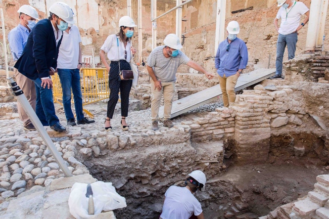 La directora del Patronato de la Alhambra y Generalife, Rocío Díaz, en imagen de archivo en una visita a las obras del Maristán en Granada (JUNTA DE ANDALUCÍA) 