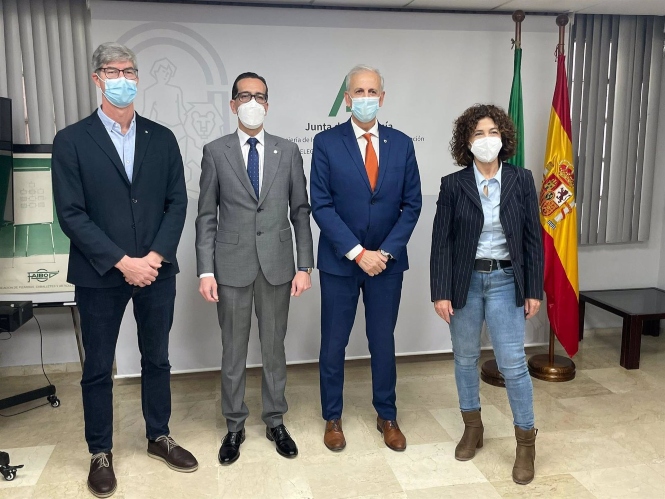 Foto de familia tras la firma del convenio (JUNTA) 