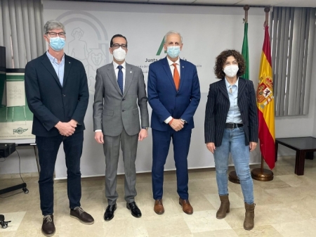 Foto de familia tras la firma del convenio (JUNTA) 