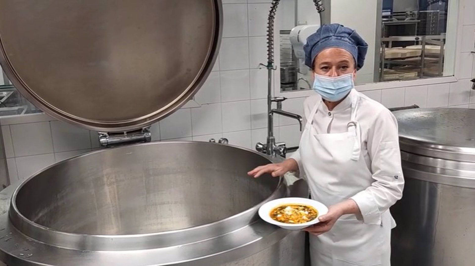 La cocinera del Virgen de las Nieves muestra el potaje de vigilia propio de estas fechas (HOSPITAL VIRGEN DE LAS NIEVES)