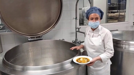 La cocinera del Virgen de las Nieves muestra el potaje de vigilia propio de estas fechas (HOSPITAL VIRGEN DE LAS NIEVES)