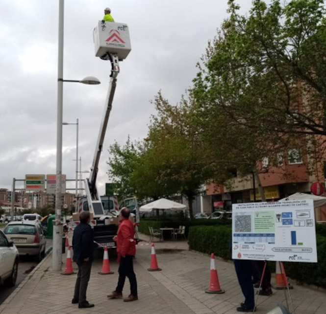 Instalación de luces led en la Avenida de Juan Pablo II (AYUNTAMIENTO DE GRANADA)