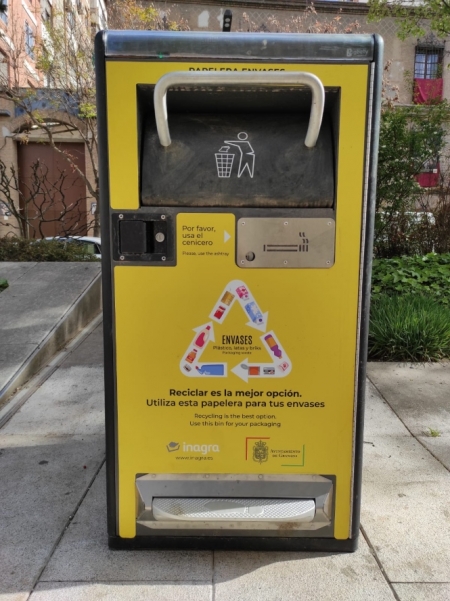 Ayuntamiento de Granada instala 20 papeleras solares para potenciar el reciclaje de envases durante la Semana Santa (AYUNTAMIENTO DE GRANADA) 