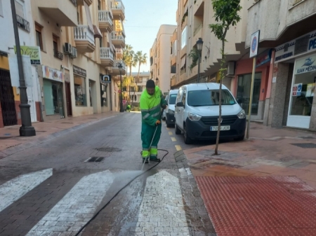 Un operario en tareas de kimpieza (AYTO. ALMUÑÉCAR)
