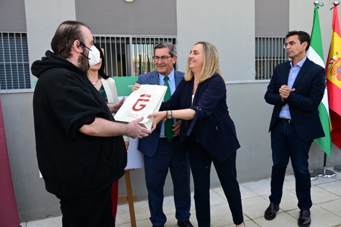 Marifran Carazo y José Entrena entregan las llaves a un inquilino (JUNTA)