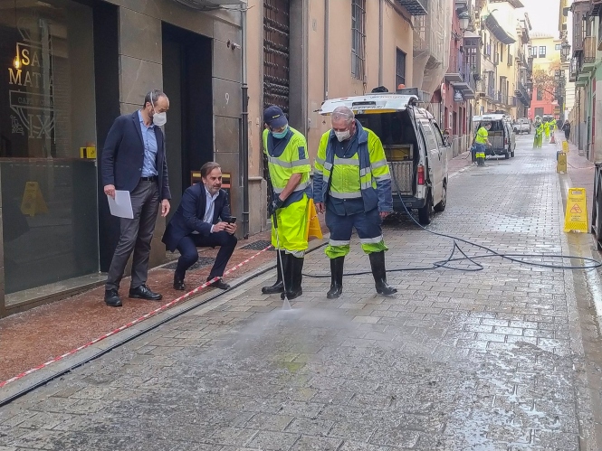Limpieza de la cera en una calle de Granada tras la Semana Santa (AYUNTAMIENTO DE GRANADA) 