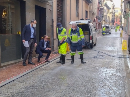 Limpieza de la cera en una calle de Granada tras la Semana Santa (AYUNTAMIENTO DE GRANADA) 