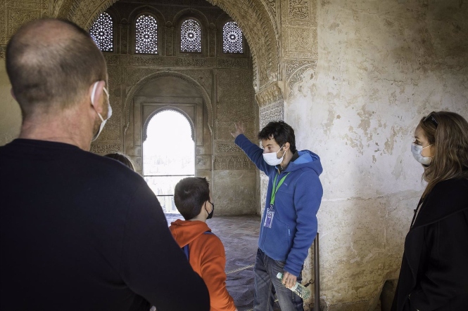 Visita de una familia a la Alhambra (PATRONATO DE LA ALHAMBRA) 