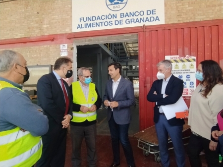 Imagen de la visita al banco de alimentos (JAVIER ALGARRA / AYUNTAMIENTO) 
