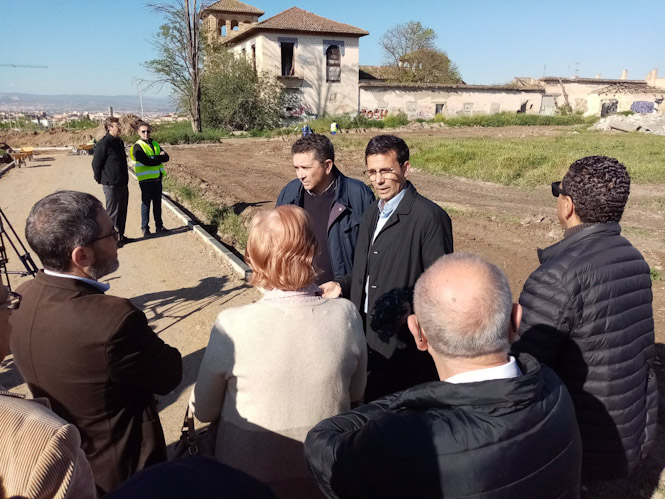 Imagen de la visita a donde irá el nuevo parque (JAVIER ALGARRA/ AYTO. GRANADA)