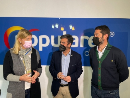 Miembros del PP tras la rueda de prensa (PP) Miembros del PP tras la rueda de prensa (PP)