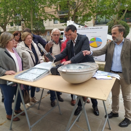 El Alcalde de Granada, Francisco Cuenca, ha supervisado las nuevas luminarias (JAVIER ALGARRA / AYUNTAMIENTO)