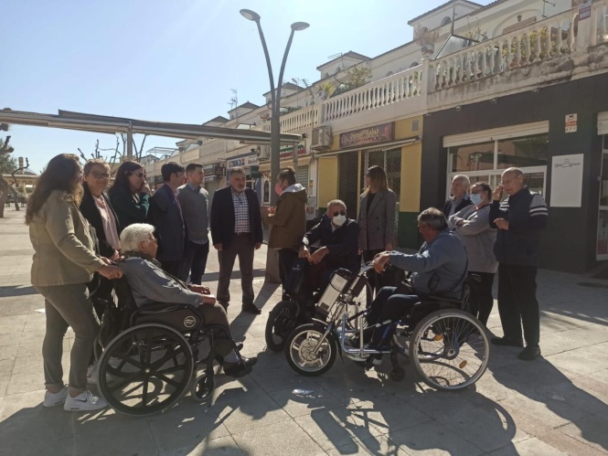 Miembros del PP junto a personas discapacitas de Santa Fe (PP)