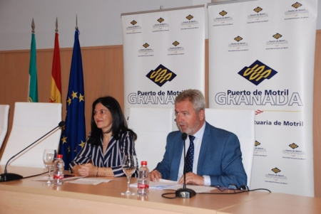 La subdelegada del Gobierno en funciones, Inmaculada López, y el presidente del Puerto, José García, informan sobre la OPE 2019, en imagen de archivo (PUERTO)