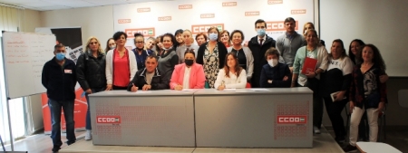 Foto de familia tras la firma del convenio (CCOO) 