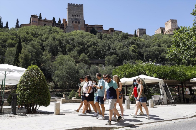 Turistas con y sin mascarillas por las calles de Granada, en imagen de archivo (ÁLEX CÁMARA / EUROPA PRESS)