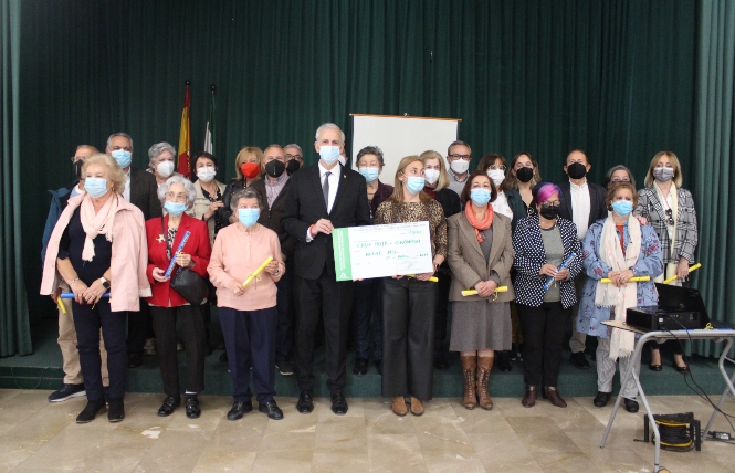El Delegado de Igualdad, Manuel Montalvo con el cheque con lo recaudado por los mayores (JUNTA) 