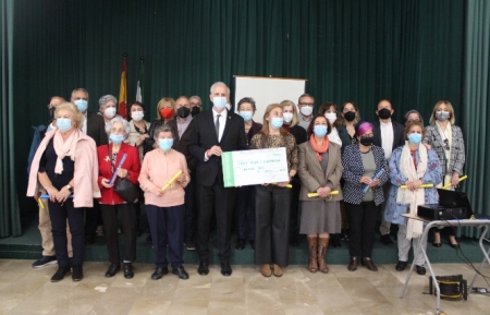 El Delegado de Igualdad, Manuel Montalvo con el cheque con lo recaudado por los mayores (JUNTA) El Delegado de Igualdad, Manuel Montalvo con el cheque con lo recaudado por los mayores (JUNTA)