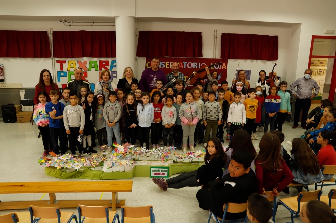 Los escolares hueteños y los profesores del conservatorio de Loja interpretan la canción `Semillas de paz` (AYTO. HUÉTOR TÁJAR) 