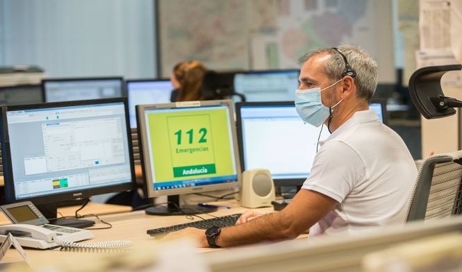 Un trabajador del servicio de Emergencias 112 Andalucía (JUNTA DE ANDALUCÍA) 