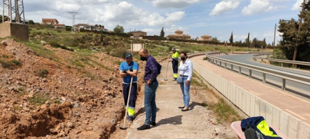 El alcalde y la concejala visitan las obras de los dos nuevos pasos peatonales (AYTO. OTURA) El alcalde y la concejala visitan las obras de los dos nuevos pasos peatonales (AYTO. OTURA)
