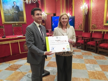 Entrega del cheque a Cruz Roja (JAVIER ALGARRA / AYUNTAMIENTO)