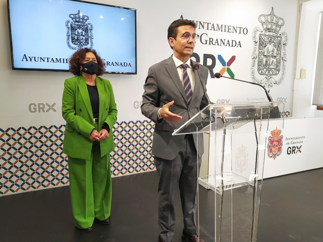 El Alcalde de Granada, Francisco Cuenca y la rectora de la UGR, Pilar Aranda (JAVIER ALGARRA / AYUNTAMIENTO)