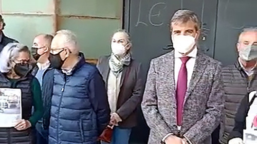 César Díaz con los vecinos afectados (PP) 