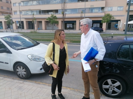 Concha Insúa junto a Juan de Dios Jiménez nez en la nueva zona azul de la Avenida de la Ilustración (CIUDADANOS) 