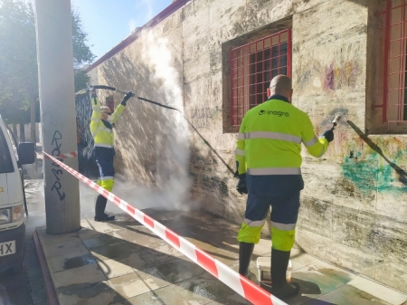 Operarios municipales limpiando grafittis (JAVIER ALGARRA / AYUNTAMIENTO)