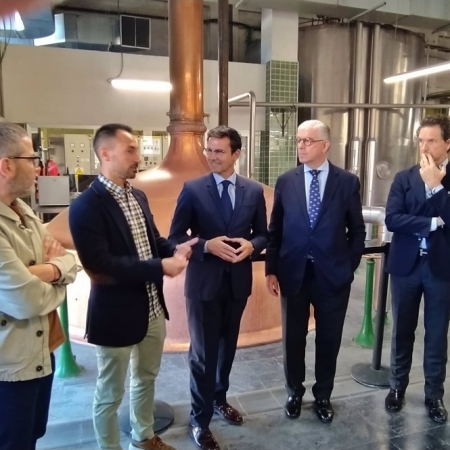 Visita del alcalde de Granada, Francisco Cuenca, a la planta de Mahou San Miguel (JAVIER ALGARRA / AYUNTAMIENTO DE GRANADA) 