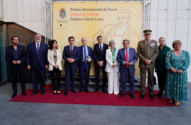 Foto de familia tras la entrega de premios (AYTO. GRANADA)
